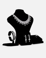 ‎ طقم نسائي أنيق بلون فضي