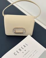 شنطة نسائية من الجلد بلون بيج