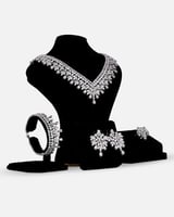 ‎ طقم نسائي أنيق بلون فضي