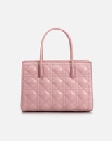  شنطة نسائية باللون الوردي