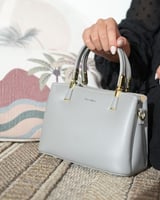 ‎ شنطة نسائية الفي اند كو من الجلد باللون الرمادي