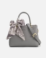 ‎ شنطة نسائية الفي اند كو بتصميم مميز بلون رمادي