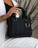 ‎ شنطة نسائية كلاسيك بلون رمادي | MLH072F0202