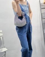 ‎ شنطة نسائية بلون فضي لامع