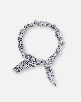 طوق قماشي مطاطي للشعر بلون أبيض و أسود