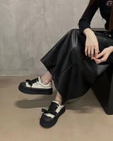 ‎ حذاء نسائي عصري بلون أسود وأبيض