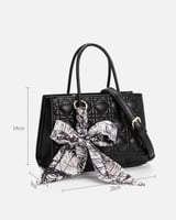  شنطة نسائية باللون الأسود