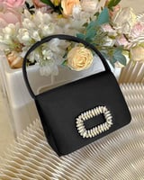 شنطة نسائية من الجلد بلون أسود