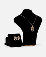 ‎ طقم نسائي راقي بلون ذهبي