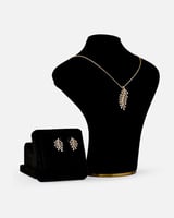 ‎ طقم نسائي أنيق باللون الذهبي