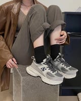 ‎ حذاء نسائي عصري باللون الرمادي