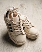 ‎ حذاء نسائي عملي باللون البيج