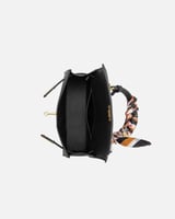 شنطة نسائية الفي اند كو بتصميم عصري بلون أسود