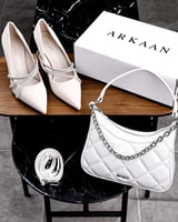 ‎ شنطة وكعب نسائي باللون البيج