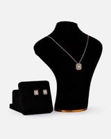 ‎ طقم نسائي بتصميم راقي بلون ذهبي