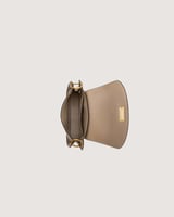 شنطة نسائية كلاسيك باللون البني