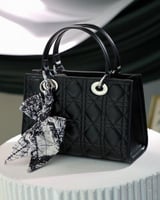  شنطة نسائية باللون الأسود