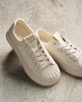 ‎ حذاء نسائي عملي باللون الأبيض