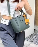 ‎ شنطة نسائية من الجلد بلون رمادي | MLH002F0505