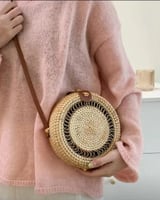 ‎ شنطة نسائية بتصميم عصري بلون بيج