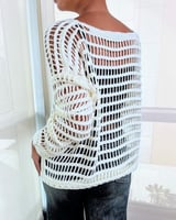 ‎ بلوزة نسائية الفي اند كو بتصميم عصري بلون أبيض