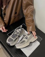 ‎ حذاء نسائي عصري باللون الرمادي