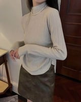 ‎ بلوزة نسائية الفي اند كو بتصميم عصري بلون بيج