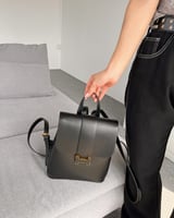 ‎ شنطة ظهر نسائية جلد بلون أسود