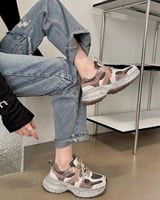 ‎ حذاء نسائي عصري بلون أبيج وبني