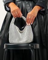 ‎ شنطة نسائية بتصميم ملفت بلون فضي