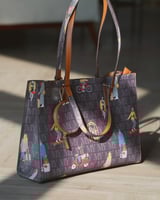 ‎ شنطة نسائية بتصميم عصري بلون بني