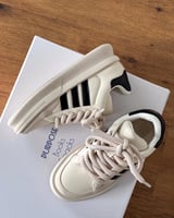 ‎ حذاء نسائي عملي باللون البيج