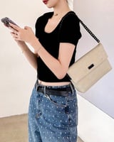 ‎ شنطة نسائية بتصميم أنيق بلون بيج