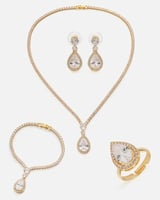 ‎ طقم نسائي كلاسيك باللون الذهبي