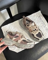 ‎ حذاء نسائي عصري بلون أبيج وبني