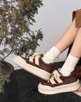 ‎ حذاء نسائي عملي باللون البيج والبني