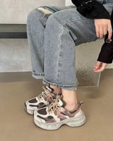 ‎ حذاء نسائي عصري بلون أبيج وبني