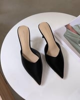 ‎ حذاء نسائي كلاسيك باللون الأسود