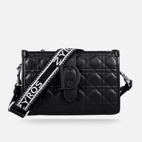 ‎ شنطة زايروس النسائية باللون الأسود بتصميم كلاسيك...