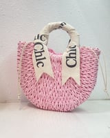 ‎ شنطة نسائية بتصميم ملفت بلون وردي