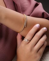 ‎ طقم نسائي فينشي أنيق بلون ذهبي