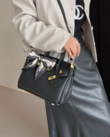 ‎ شنطة نسائية كلاسيك بلون أسود | MLH076F0201