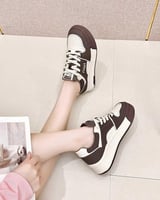 ‎ حذاء نسائي عملي باللون البني و الأبيض