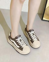 ‎ حذاء نسائي عملي باللون البني