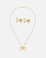 ‎ طقم نسائي راقي باللون الذهبي