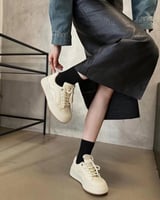 ‎ حذاء نسائي عصري باللون البيج