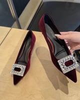 ‎ حذاء نسائي عصري باللون العودي