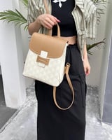 ‎ شنطة ظهر جلد باللون البني والبيج