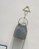 ‎ شنطة نسائية بلون فضي لامع