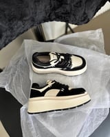 ‎ حذاء نسائي عصري بلون أسود وأبيض